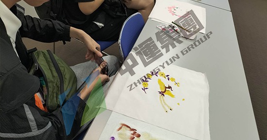 日本教育商务考察：参访隆生工苿覽房 鎌滝隆 友禅の色插し(彩色する工程体験